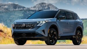 Front left 3/4 view of the 2027 Nissan Rogue Hybrid SR with mountains behind.